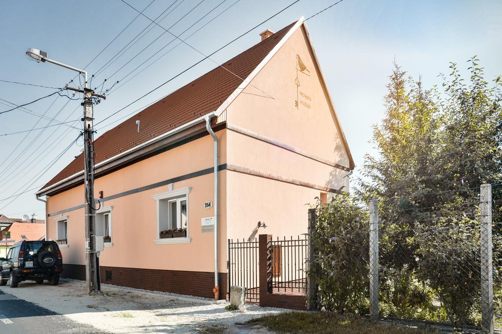 Madarlatta Vendeghaz Hotel Fertőrákos Bagian luar foto